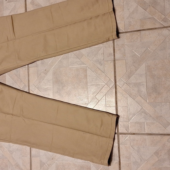 F mens St John's Bay easy care flat front casual khaki pants size 44X32. NWT - Picture 2 of 7
